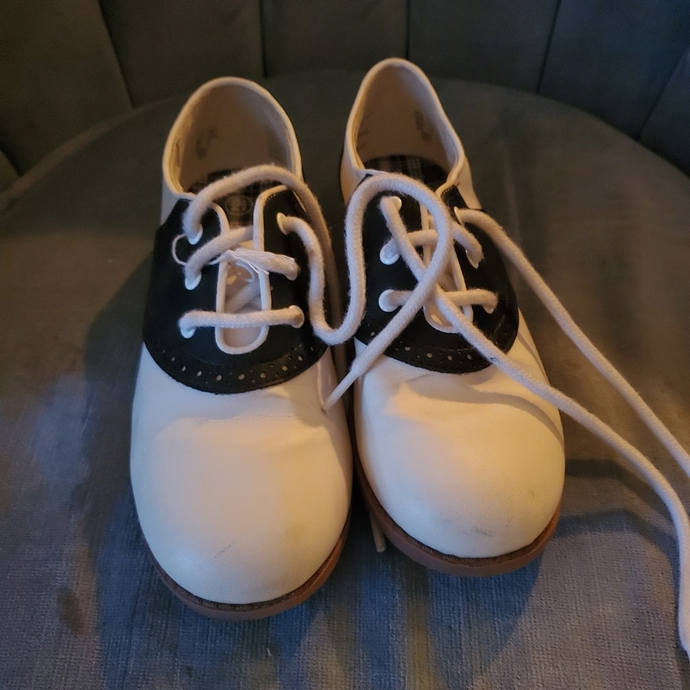 Dress shoes for girls. Black and white.